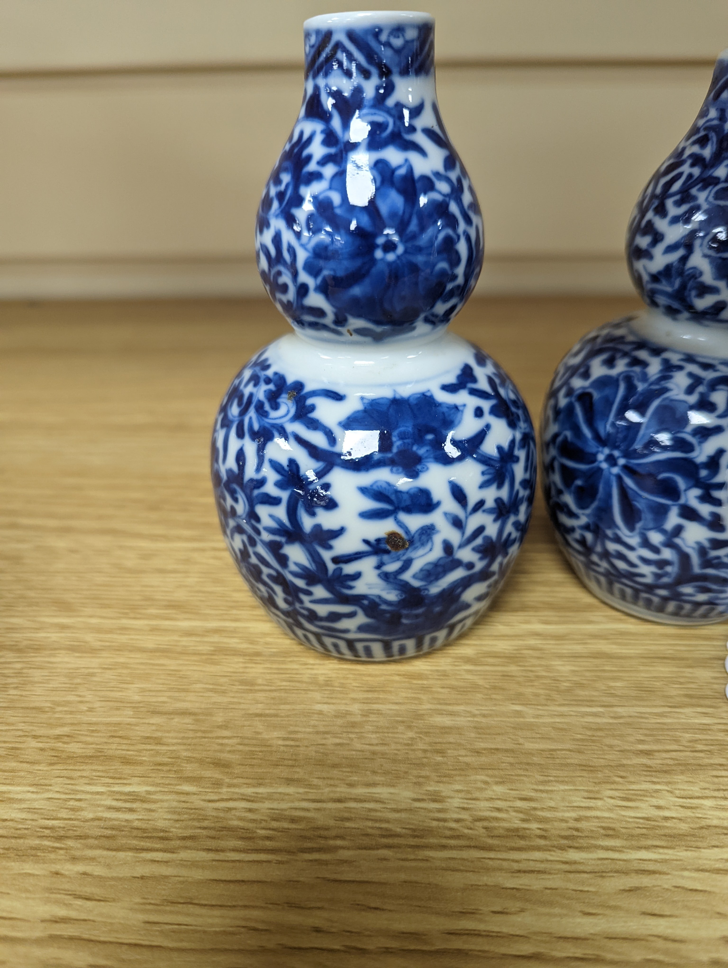 A pair of Chinese blue and white double-gourd small vases 14cm